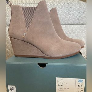 TOMS Kelsey Taupe Grey Suede New In Box 8.5 Womens